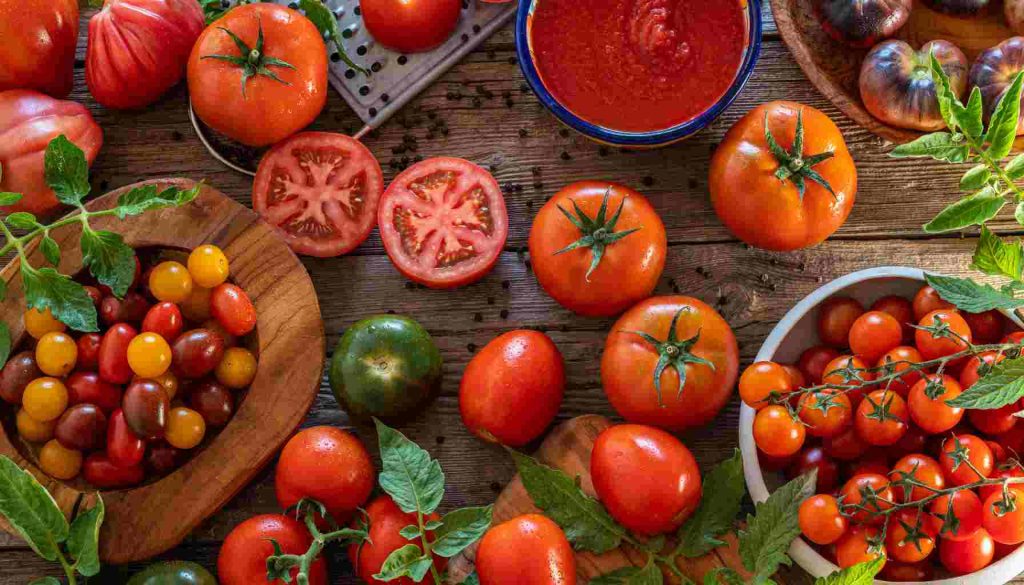 الطماطم غلة أم خضر؟ تعرف على الفروق والتسميات في اللهجات المختلفة، وأهم فوائدها الصحية والثقافية في المطبخ العربي.