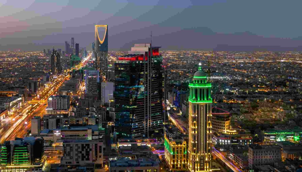 طريق الملك فهد شريان الحياة في المملكة العربية السعودية، يعزز الربط بين الرياض والمدن الأخرى، ويساهم في تسهيل حركة النقل والتجارة بشكل كبير.