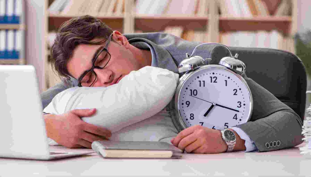 ما سبب كثرة النوم؟ اكتشف الأسباب الفسيولوجية والبيولوجية وتعرف على طرق التشخيص والعلاج لتحسين نوعية حياتك.