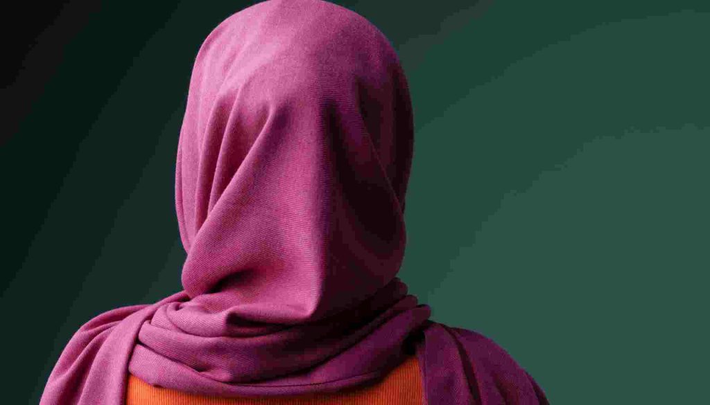 فرضية الحجاب في الإسلام دراسة شاملة توضح الأدلة الشرعية من القرآن والسنة، مع تحليل آراء الفقهاء والمفسرين حول أهمية الحجاب ودوره في المجتمع.